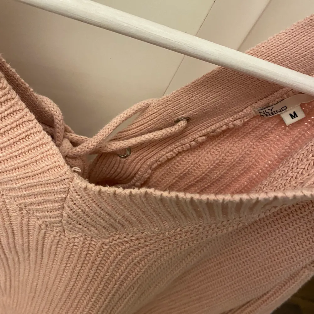 Snygg rosa stickad tröja som går ner över axeln💗 Frakt till kommer! . Stickat.