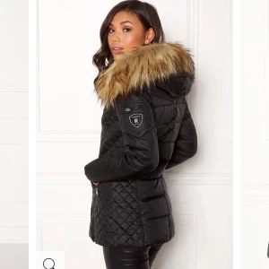 Rockandblue vinterjacka - Säljer min vinterjacka som jag har använt endast en vinter. Den ser helt ny ut o har inga skador! Jag säljer den för 2000kr men priset kan diskuteras (i butiken kostar det minst 3000kr)