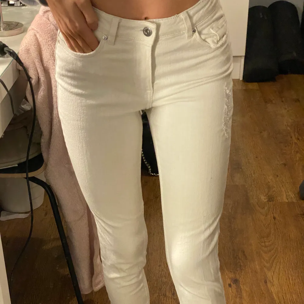 As snygga vita jeans med slitning vid slutet! Liten i storlek! Är en 36 men skulle säga att den är mer XS/32. Frakt tillkommer!❤️. Jeans & Byxor.