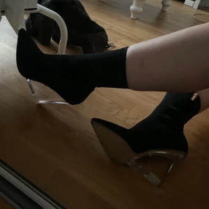 Klackskor med genomskinlig klack. - Använda en gång. Storlek 38 men väldigt stretchiga. Tar bara swish eller kontanter 💘💘