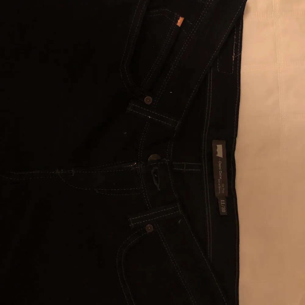 Supersnygga bootcut jeans från Levis i färgen mörkblå 😍 (Kan mötas i Hbg men kan även frakta, isåfall står köparen för fraktavgiften!) . Jeans & Byxor.