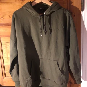 Militärgrön hoodie från Monki - Militärgrön hoodie från Monki, lite skrynklig men i övrigt  fint skick. Storlek S och mysigt oversize. Cirkapris så buda gärna!