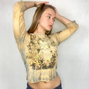 Trekvartslång Tröja - En trekvartslång tröja från Jamee J i storlek L. Fint skick! Skulle nog säga den är mindre i storleken. Några få stenar saknas. Använder helst Safepay då det blir säkrare för båda (Safepay tar 10% av betalningen och frakt på 63kr är inräknad i priset) 