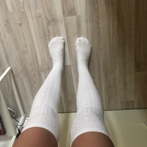 Höga strumpor - Säljer dessa söta strumpor som är jättefina att ha till tex en kjol!! Är aldrig använda och passar mig som har strl 36/37/38 i skor 💞 köparen betalar för frakten och katt finns i hem!