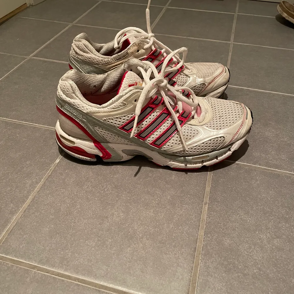 Träningsskor/ ”dad sneakers” från adidas, storlek 38 2/3, Är smutsiga i tyget på en del ställen, lite slitna men har mycket kvar att ge. Kontakta mig för fler bilder. 200 kr vid upphämtning i Hornstull, 263 kr inkl spårbart frakt. . Skor.