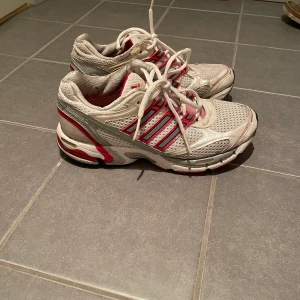Träningsskor adidas, 38 - Träningsskor/ ”dad sneakers” från adidas, storlek 38 2/3, Är smutsiga i tyget på en del ställen, lite slitna men har mycket kvar att ge. Kontakta mig för fler bilder. 200 kr vid upphämtning i Hornstull, 263 kr inkl spårbart frakt. 