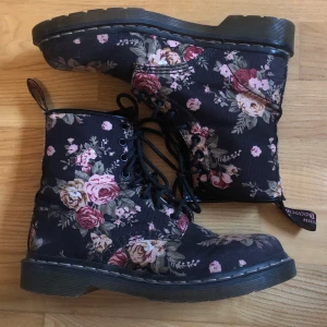 Blommiga Dr Martens - Skitcoola Dr Martens med Blom motiv ! Knappt använda i storlek 39! Frakt tillkommer men kan gärna mötas upp i Stockholm! 
