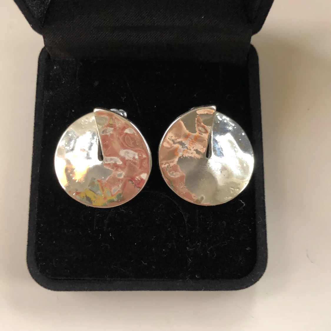 Oanvända silvriga örhängen  - 91