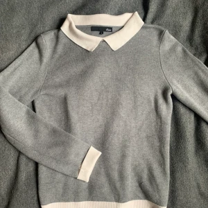 kofta med krage  - Säljer min gråa kofta med krage. Köpt i frankrike men köpte tyvärr fel storlek.