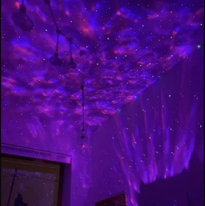 Galaxylampa - Bud på 250kr+frakt💕 Köpte denna lampan från rymdhimmel.se, men den kommer inte till användning så säljer ❤️ Endast prövad! Den kan lysa i flera olika färger! Värde: 599kr ✨ KÖP DIREKT FÖR 460kr+frakt
