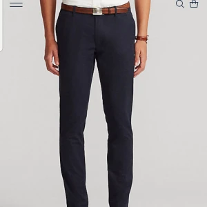  - Helt nya och använda chinos från Ralph Lauren i modellen "stretch tailored slim fit". Lapparna sitter kvar, supersnygga och bekväma byxor i Navy. Säljes pga för små för killen. Nypris 1500 kr