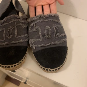 Chanel espadrillos - Espadrillos märkta Chanel. Köpts på secondhand i Nice 2015. För 190 euros. Inget äkthetsgaranti. Använda men fortfarande helt utan skavanker. Jag har dessutom alltid haft en sula i dem. Ps: de är åt det mindre hållet i storleken. Ca 37,5. 