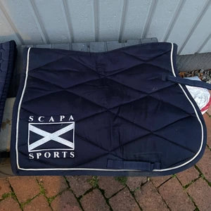 SCAPA SPORTS SCHABRAK - Hej! Jag säljer även mitt scapa sports schabrak i hoppmodell stl Full, har suttit bra på hästen på bilden (liten storhäst), så skulle nog säga att det passar stor ponny-liten storhäst! 💙