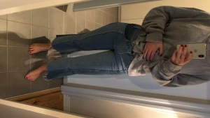 Jeans Levis, 28 - Jeans från Levis, storlek 28 men är mer som typ 26. Är ett sample, aldrig använda. Avklippa nedtill. Jag är 165 lång som referens. 