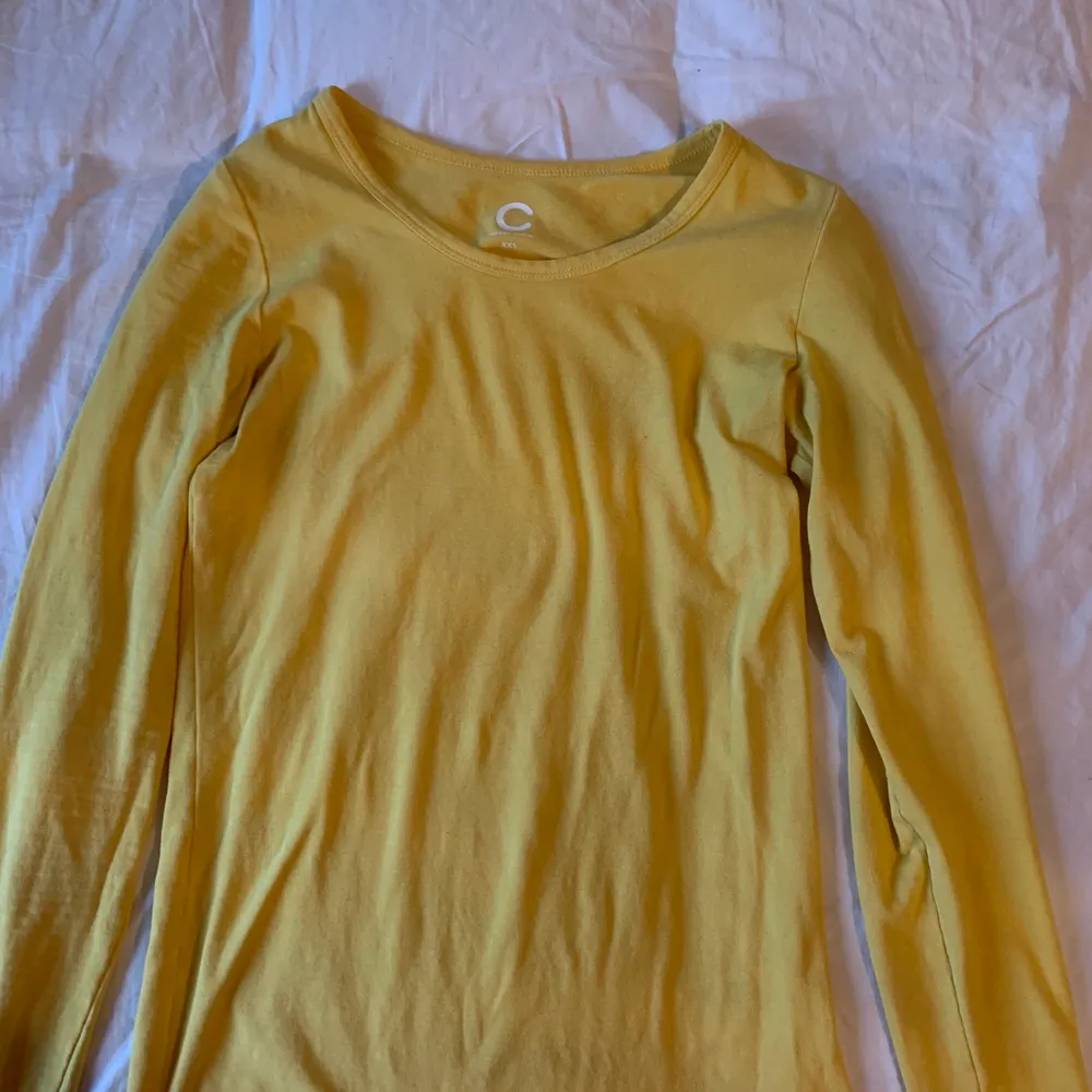 Långärmad gul tröja den Cubus i storlek xxs, jag har vanligtvis S i mina kläder och den passar mig. Fint skick! Säljs för den inte kommer till användning. 💕💕🤩. Tröjor & Koftor.