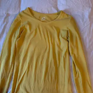 Långärmad gul tröja den Cubus i storlek xxs, jag har vanligtvis S i mina kläder och den passar mig. Fint skick! Säljs för den inte kommer till användning. 💕💕🤩