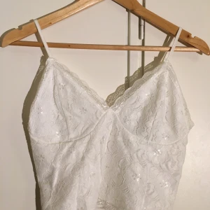 Crop top i spets, Bik bok - Fin oanvänd Crop top i storlek M, från bikbok. eVit spets och smock i ryggen för bättre passform. Sitter fint, men är tyvärr för stort för mig. Säljer även samma fast i svart ☺️