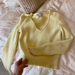 Stickad tröja från zara🤎 - Supermysig stickad tröja från zara i en pastellgul färg. Använd ett fåtal gånger. Något croppad. 