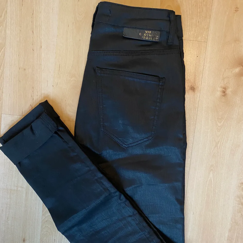 Det här är ett par byxor i ett annorlunda men extremt skönt material. De ser ut att vara glansiga ment i själva verket gjorda u tyg, tunnt tyg. Svarta och långa i benen därför väldigt sparsamt använda då jag behöver vika upp never vid fötterna för användning. Köpta för 1100. Farkut & Housut.