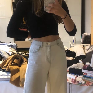 Jeans, Weekday  - Väldigt lite använda ljusblå/vita Weekday-jeans i modellen Ace!💫