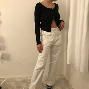 Baggy white pants - Ett par fina baggy jeans från Gina! Köpta för två år sedan men nästan aldrig använda. I storlek 38 men modellen är 161 och har vanligtvis en mindre storlek, så skulle passa en 34-38 beroende på önskad passform:)