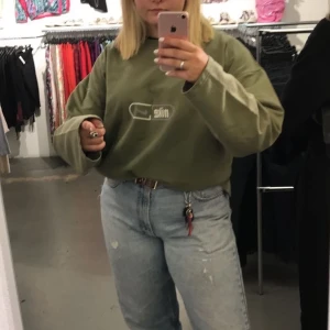 Vintage Nike crewneck - Super fin grön Nike tröja med vitt och grått tryck. Fint men använt skick då den är vintage:) storleken går inte att se då lappen är borttagen men troligtvis M i herr storlek 