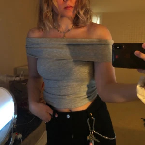 Grå off shoulder - En grå offshoulder tröja som är i väldigt bra skick då jag aldrig har burit den. Frakten ingår inte i priset!