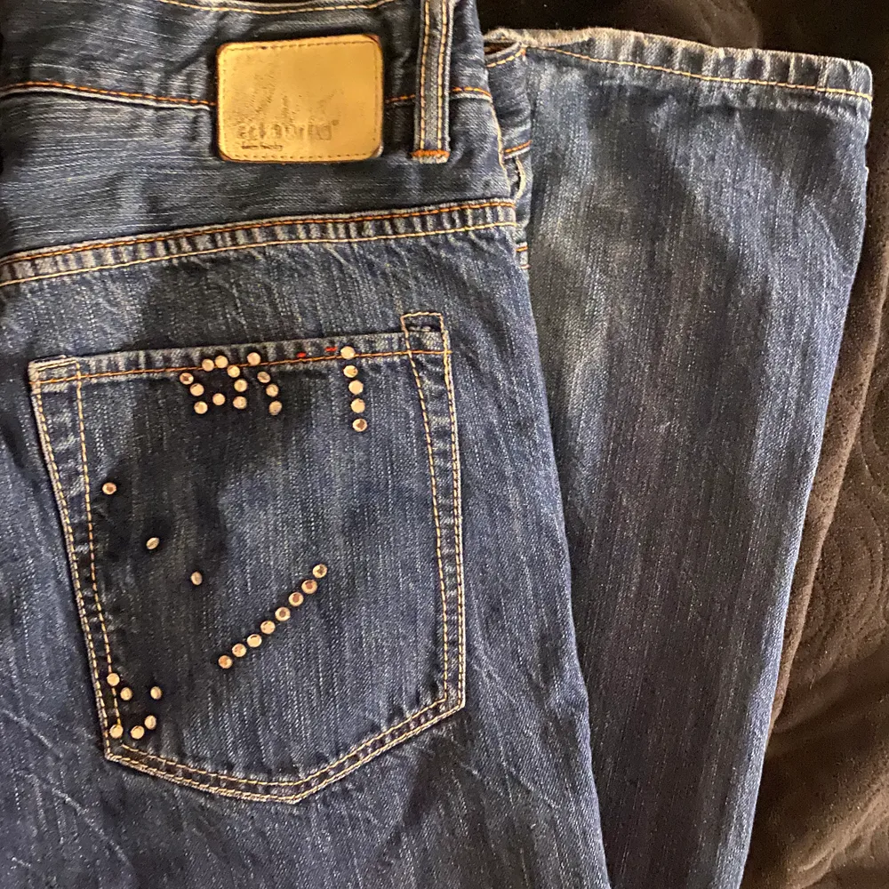 måste sälja mina favorit lågmidjade jeans med baggy fit eftersom de är för små i midjan :( W33 men sitter mer som W29. köpta secondhand men superfint skick. har strasstenar på baksidans fickor. 144kr med frakt inräknad!! pm för mer info!!. Jeans & Byxor.