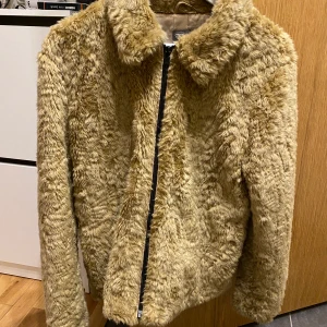 Fakepälsjacka - Pälsjacka (inte riktig päls) i fint skick från asos. Storlek S men herrmodell så passar bra på mig som vanligtvis har M. 200kr + frakt