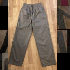 Blazer Set från boohoo  - Super fint grått set från boohoo. Storlek 34 i både blazer och byxor. Tycker själv att kavajen sitter mer 36. Köparen står för frakt. Hör av er om ni vill ha fler bilder