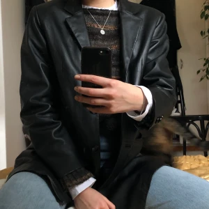 Skinnjacka  - En jättesnygg svart vintagejacka i äkta skinn, köpt second hand. Storlek 38, ni ser hur den sitter på mig som brukar bära S. Hör av dig om du har några frågor💙 frakten ingår i priset! 