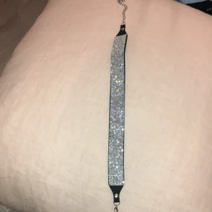 Glitter choker  - Glitter choker från Glitter. Jätte bra skick, oanvänd.