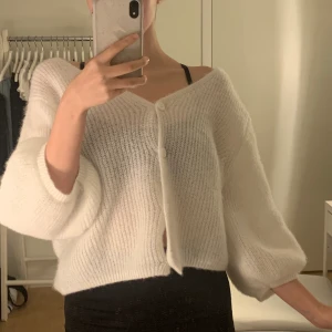 stickad tröja från NAKD - sitter oversized, mysig material och som ni ser är den liite genomskinlig men superfin ✨