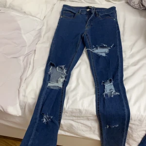 Byxor från bikbok  - Byxor från bikbok storleks med hål. Det blev hål i fickan där bak så sydde till en nu ficka men det är hål i fickan. Annars skit fina framifrån. Skriv så visat jag bild framifrån.