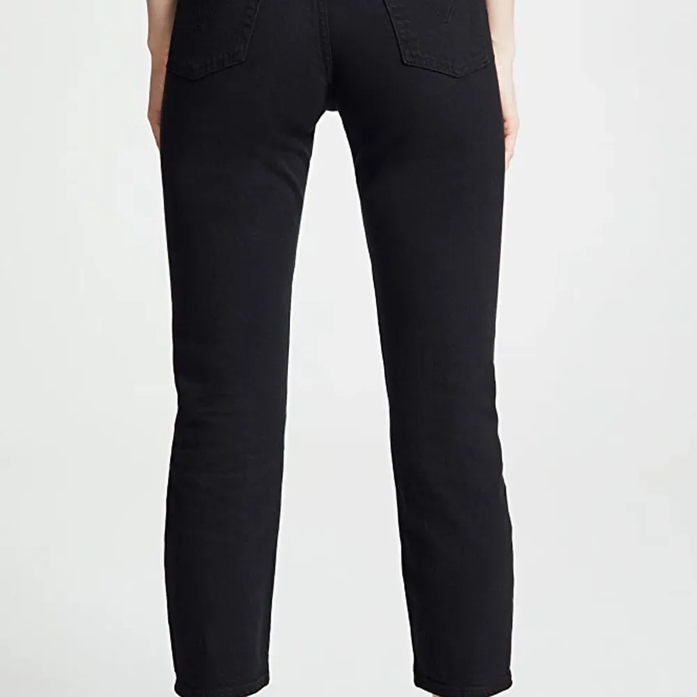 Säljer nu mina skitsnygga levis wedgie jeans pga viktuppgång. Modellen lyfter rumpan sjukt snyggt!! Använda ett fåtal gånger, nyskick!!!  Storlek w.24 och mycket stretchiga så passar både XS och S. . Jeans & Byxor.