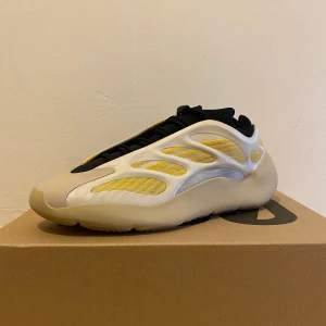 Yeezy 700 V3 Safflower  - Helt nya💫 hör av er vid några frågor!