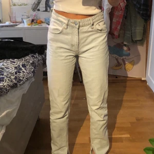 Zara split jeans - Mina jättefina jeans ifrån zara som tyvär är för stora för mig som har stl 34, jeansen såldes i våras och säljs inte längre men dom blev slutsålda väldigt snabbt. Använda Max 5 gånger. Hör av er för frågor/fler bilder 💕 Köparen står för frakt💕 Buda!
