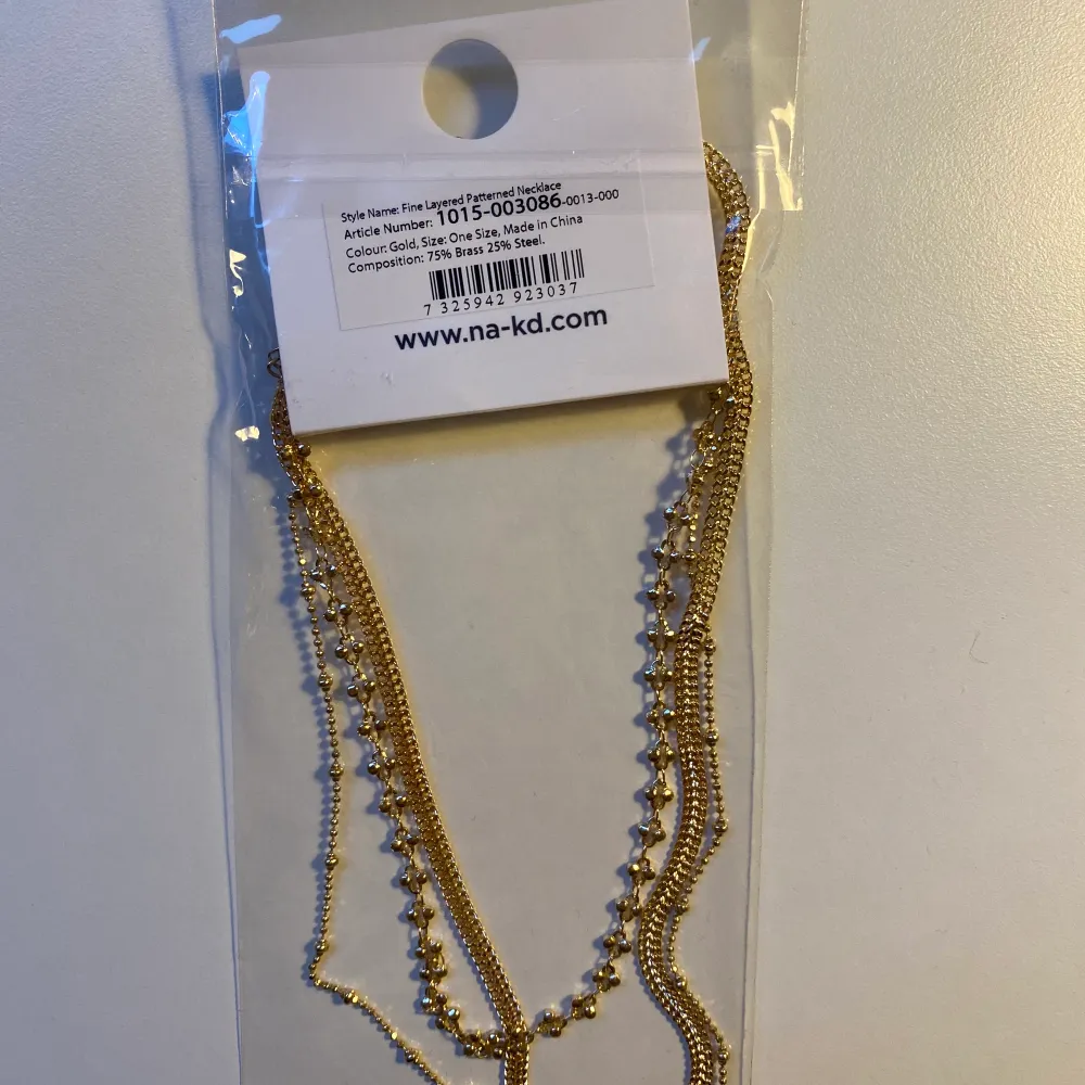 3 separata halsband från NaKd, menade att bäras tillsammans. Aldrig öppnade, säljs inte längre. Accessoarer.