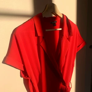 Röd klänning  - Superfin röd klänning från monki! Sitter skitsnyggt och är väldigt bekväm. 