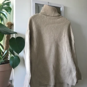 Stickad tröja HM - Stickad, beige tröja från HM. Turtleneck. Använd ett fåtal gånger. Storlek 36. Köparen står för frakt. 