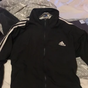 Adidas - Vår/höst jacka. Väldigt tunn och baggy. Oversized så skulle passa nån med S/M. Kan skickas via leverans också