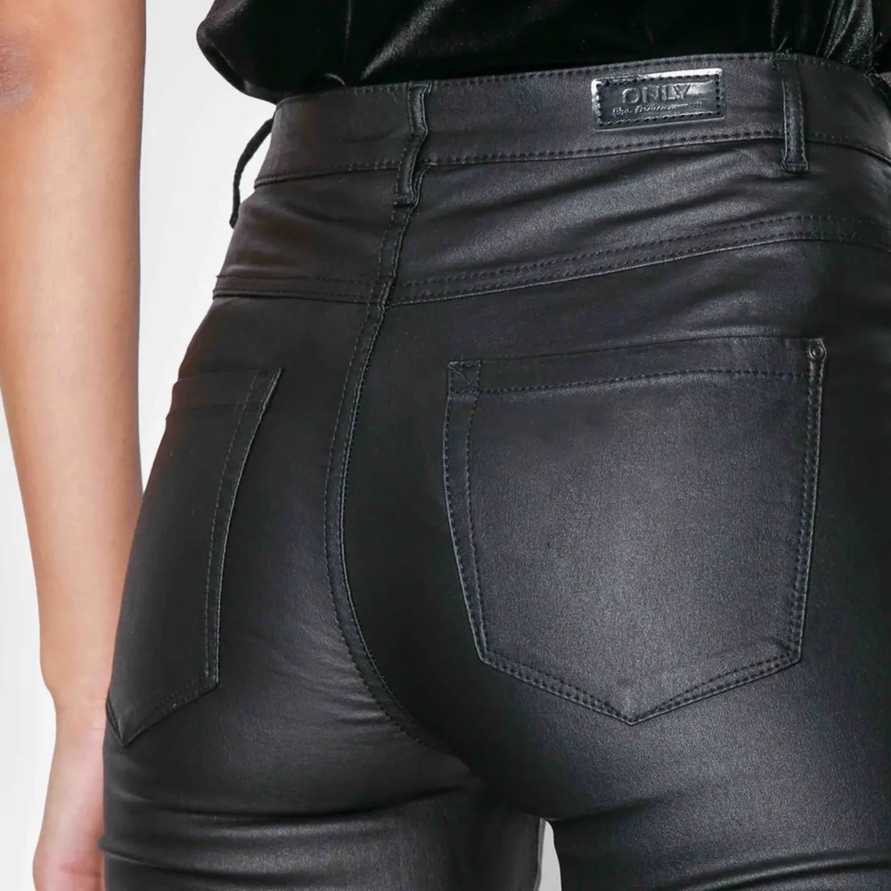 Matta ”skinn”byxor från only, sitter supersnyggt och är bekväma, stretchigt material . Jeans & Byxor.