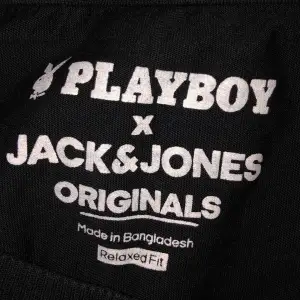 Väldigt fin Playboy t-shirt från jack and Jones. Använt den 4 gånger men tyckte inte den passa mig så säljer den. Storlek M ny pris 300 säljer för 250kr 