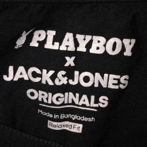 Playboy t-shirt  - Väldigt fin Playboy t-shirt från jack and Jones. Använt den 4 gånger men tyckte inte den passa mig så säljer den. Storlek M ny pris 300 säljer för 250kr 