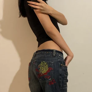 Lågmidjade jeans - Jeans 🖤 väl använda. Typ kinesisk broderi på bakfickorna. Storlek S. Skriv om du e intresserad 🤪