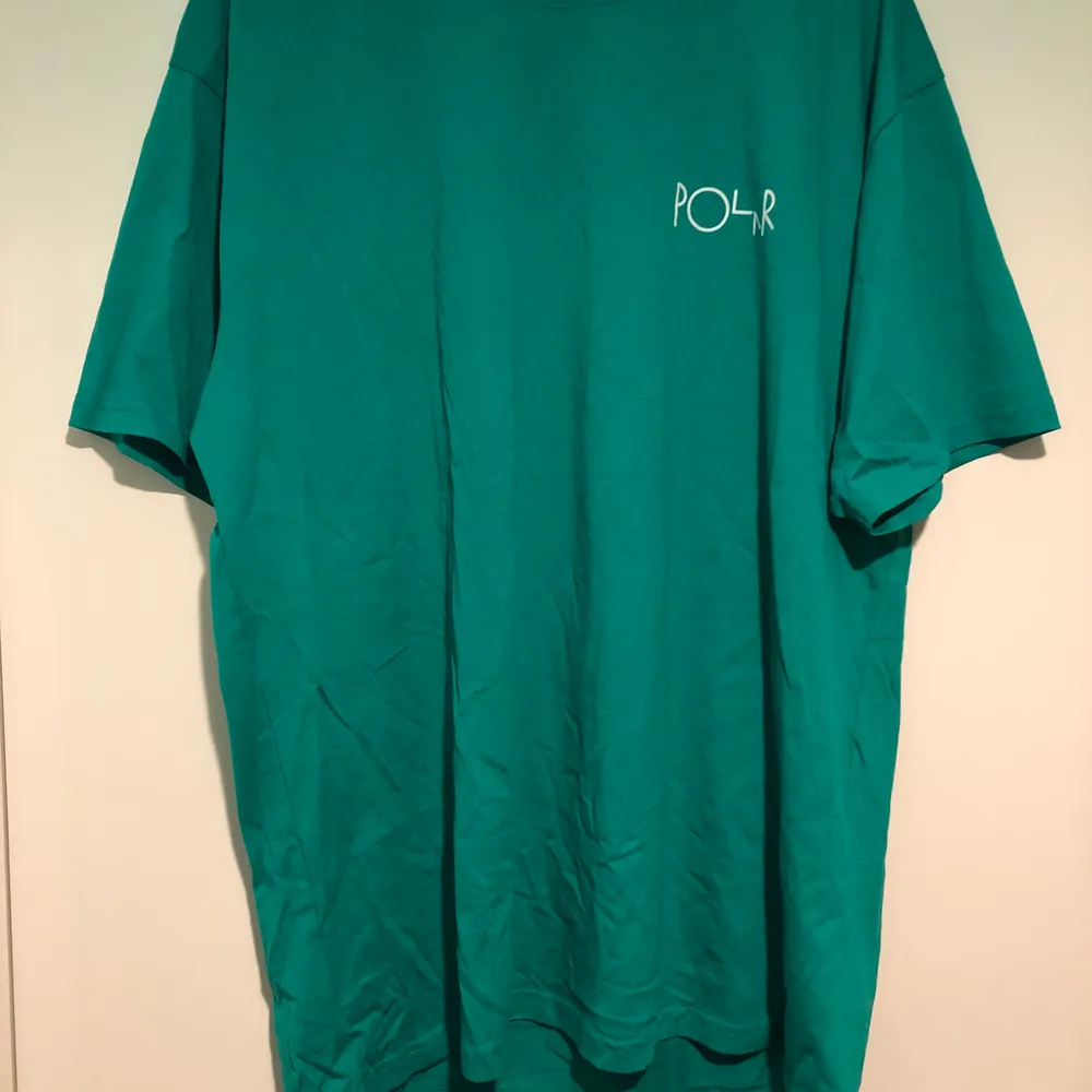Polar skate Co T-shirt. Den är lite grönare i verkligheten. Skriv om du har frågor eller vill ha fler bilder:) . T-shirts.