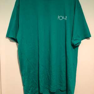 Polar skate Co T-shirt. Den är lite grönare i verkligheten. Skriv om du har frågor eller vill ha fler bilder:) 
