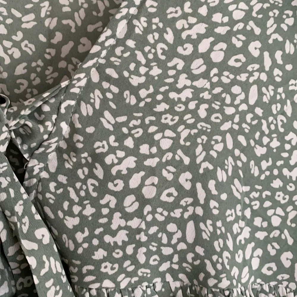 En pastellgrön blus med leopard mönster från märket SHEIN i storlek S. Aldrig använd och är i fint skick 😄. Blusar.