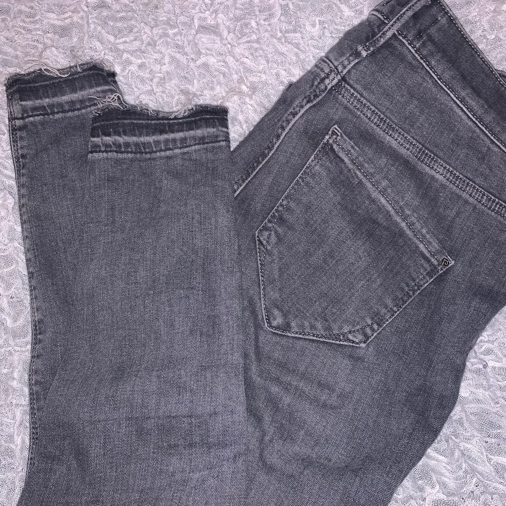 Säljer dessa gråa jeans med detaljer nertill🌟 Kontakta mig för mer info och bilder. Frakt tillkommer på 63kr.. Jeans & Byxor.