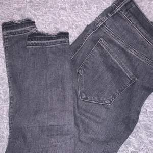 Säljer dessa gråa jeans med detaljer nertill🌟 Kontakta mig för mer info och bilder. Frakt tillkommer på 63kr.
